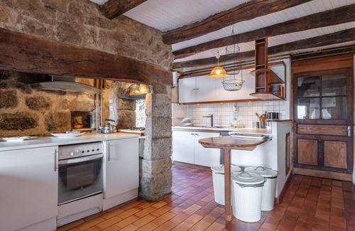 Gluiras Casa | Casa de vacaciones "Gîte De Chapelèche Châtaigniers 7 P" con terraza privada y Wi-Fi