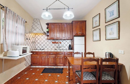 La Orotava Casa | Casa Vacacional 'Los Nardos' con Vista al Mar, Terraza Privada y Jardín Privado