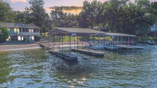 Lake Ozark Casa | Vacation Home Mallard Water Front two king beds