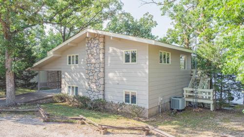 Lake Ozark Casa | Vacation Home Mallard Water Front two king beds
