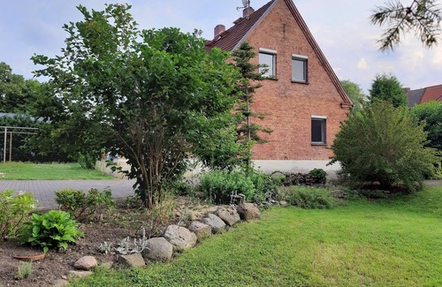 Guelzow Apartamento | Holiday home in the outskirts of the village near Güstrow for 5 guests + child