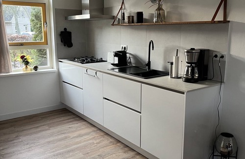Medemblik Casa | Vacation home on the water with two private jetties and boat, W-Lan