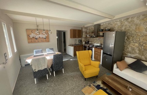 Pagi Casa | Casa de vacaciones "Pagoi Village Maissonette" con vistas a la montaña, jardín privado y Wi-Fi