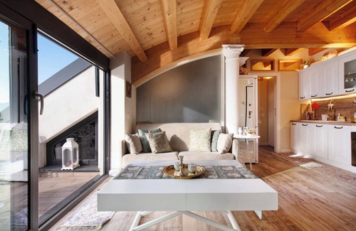 Perledo Casa | Casa de vacaciones "Verano e invierno" con vistas al lago, piscina interior privada y Wi-Fi