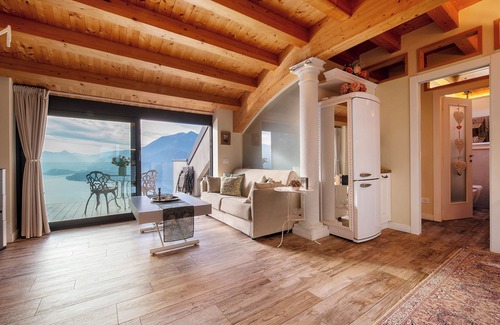 Perledo Casa | Casa de vacaciones "Verano e invierno" con vistas al lago, piscina interior privada y Wi-Fi