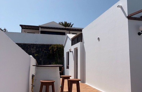 Tias Casa | Vacation Home 'Timanfaya' with Sea View, Private Pool and Wi-Fi
