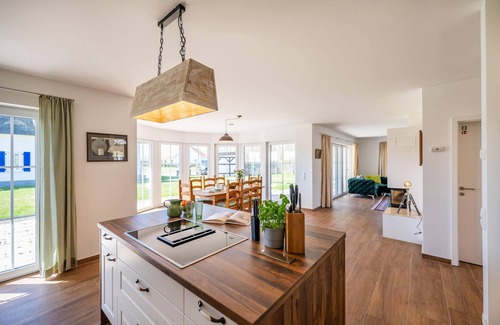Trent Casa | Vacation home Villa Hans: your spacious retreat in Westrügen