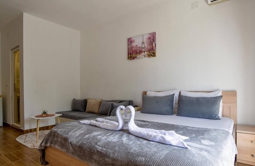Gjerana Apartamento | Vacation Home w Terrace and Garden in Ulcinj
