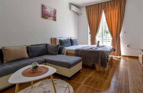 Gjerana Apartamento | Vacation Home w Terrace and Garden in Ulcinj