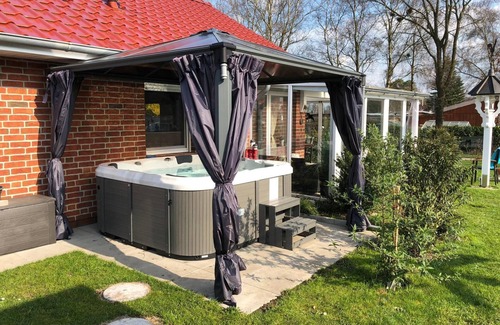Conneforde Casa | Vacation home with sauna, garden & whirlpool by the lake