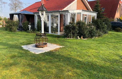Conneforde Casa | Vacation home with sauna, garden & whirlpool by the lake