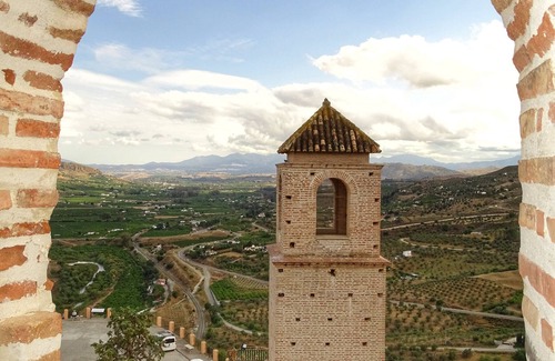 Alora Casa | Casa de vacaciones 'El Rancho Grande' con piscina de cóctel, aparcamiento y barbacoa
