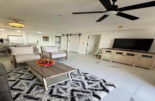 Daytona Beach Apartamento | Vacation in Resort luxury - Updated 1BR King Bed Master Jacuzzi Suite - Wyndham Ocean Walk 2429