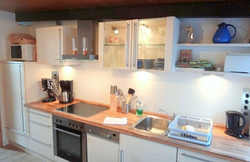 Ellenberg Casa | Encantadora casa de campo con techo de paja para parejas con estufa de leña, estacionamiento y WiFi