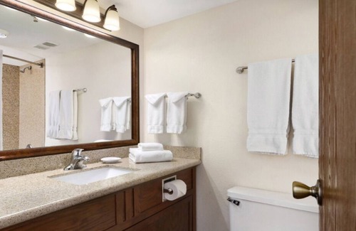 Casper Casa | Vacation Is Calling! 2 Classic Units, Indoor Pool, Walk to Casper Planetarium