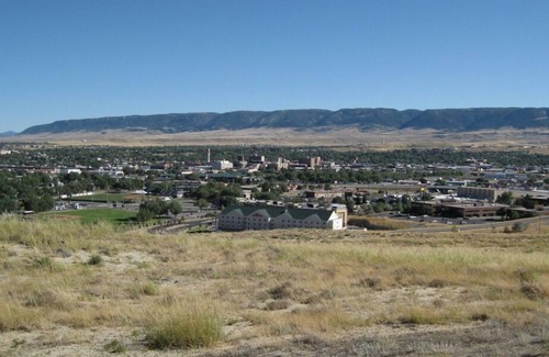 Casper Casa | Vacation Is Calling! 2 Classic Units, Indoor Pool, Walk to Casper Planetarium
