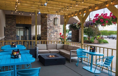 Casper Casa | Vacation Is Calling! 2 Classic Units, Indoor Pool, Walk to Casper Planetarium
