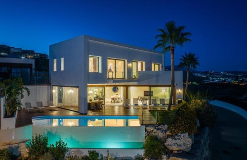 Nueva Milla de Oro Villa | VACATION MARBELLA I Villa Paraiso The View, Infinity Heated Pool, Sea View, 24-7 security, Golf Courses