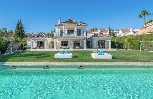 Nueva Andalucia Villa | VACATION MARBELLA I Villa Milka, Frontline Golf, Giant Private Heated Pool, Close to High-end Restaurants, 8min Puerto Banus, Cine Room