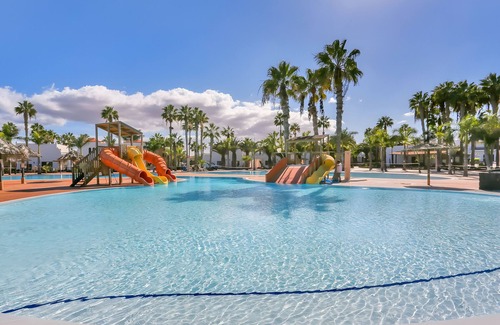 Corralejo Apartamento | Vacation 'Oasis Duna Casa Elena' with Shared Pool, Balcony and Wi-Fi