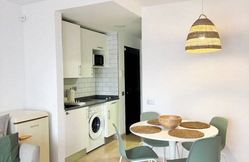 Corralejo Apartamento | Vacaciones 'Oasis Dunas - Casa Ventura' con piscina compartida, terraza privada y Wi-Fi