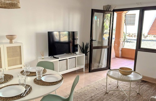 Corralejo Apartamento | Vacaciones 'Oasis Dunas - Casa Ventura' con piscina compartida, terraza privada y Wi-Fi