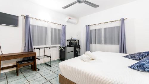 Adolfo López Mateos Apartamento | Vacation Rental - Upper Floor Room at Casa Cocoa