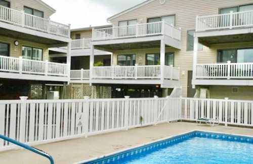 North Beach Haven Condominio | vacation rental with pool on LBI