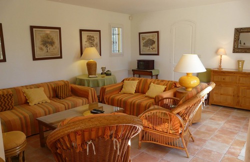 Mouries Chalet De Esquí | Nueva hacienda para alquiler en Mouires, en el corazón de los Alpilles, una zona tranquila de Provenza