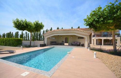 Arles Casa | Vacation rental with pool and Jacuzzi, close to Arles - sleeps 10