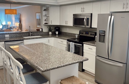 Sanibel Condominio | Vacation Sanibel, Pointe Santo B43. Steps to the Beach. Private Sundeck