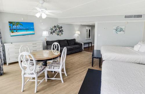 Litchfield by the Sea Apartamento | Vacation Time Oceanfront Deluxe Queen Room 4th Flr
