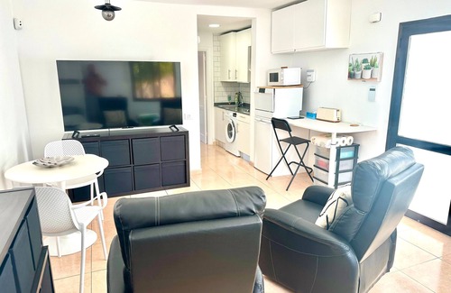 Corralejo Apartamento | Vacation 'Viento Azul' with Shared Pool, Wi-Fi and Air Conditioning