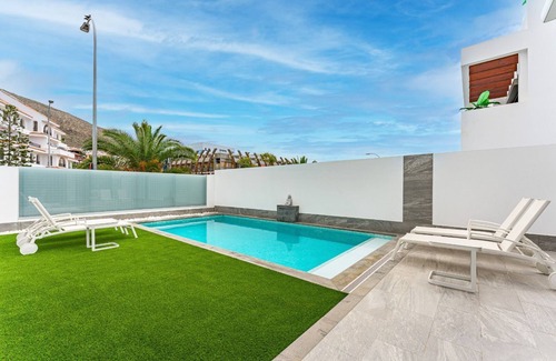 Los Cristianos Villa | Villa de vacaciones 'Karat Portofino' con vistas al mar, Wi-Fi y aire acondicionado
