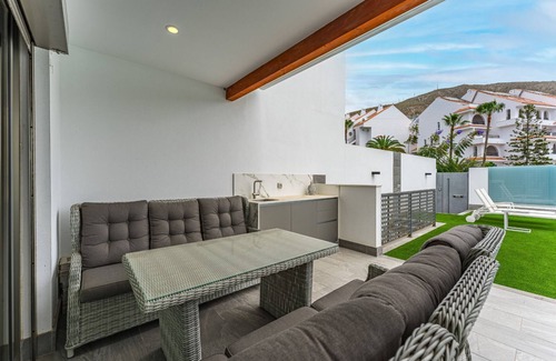 Los Cristianos Villa | Villa de vacaciones 'Karat Portofino' con vistas al mar, Wi-Fi y aire acondicionado