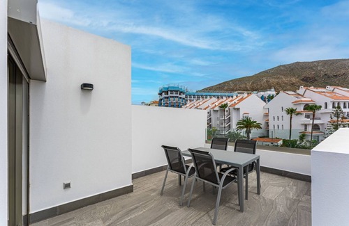 Los Cristianos Villa | Villa de vacaciones 'Karat Portofino' con vistas al mar, Wi-Fi y aire acondicionado