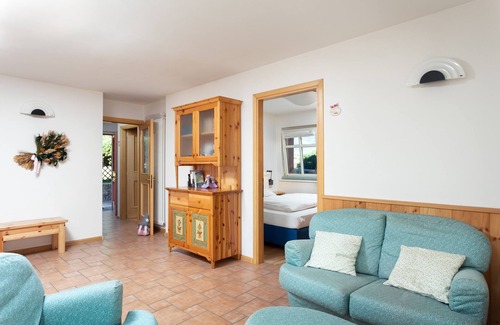 Fontanazzo Apartamento | VAL DI FASSA: APARTAMENTO ELEGANTE CON JARDÍN