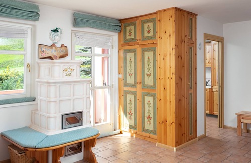 Fontanazzo Apartamento | VAL DI FASSA: APARTAMENTO ELEGANTE CON JARDÍN