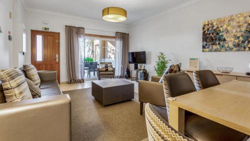 Portimao City Centre Apartamento | Vale da Ribeira 2BDR House W/Pool by LovelyStay