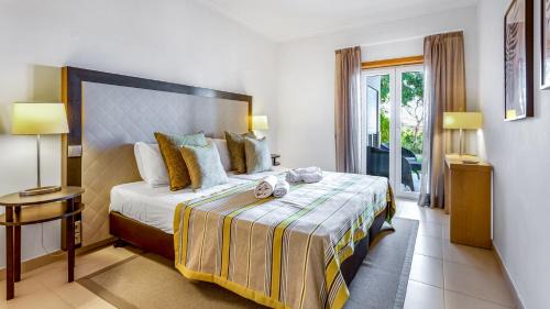 Portimao City Centre Apartamento | Vale da Ribeira 2BDR House W/Pool by LovelyStay