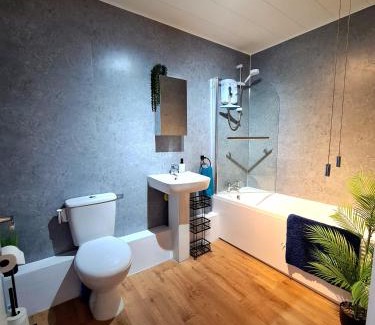 Prestatyn Apartamento | VALE VIEW APARTMENT, Prestatyn, North Wales - a stylish, dog-friendly holiday let just a 5 min walk to beach & town!
