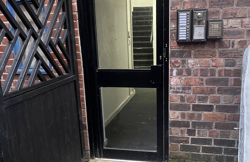 Dewsbury Apartamento | Valee living red one bedroom