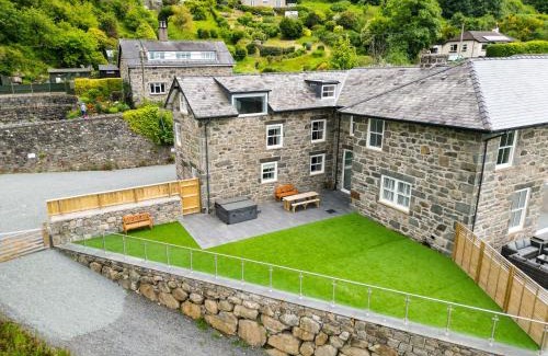 Harlech Casa | Valerian Lodge