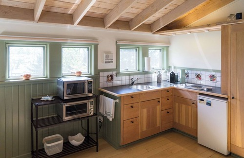 Salt Spring Island Cabaña | Valhalla Cabins - The Loft (Oceanfront w/Hot Tub)nn