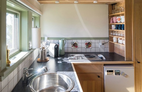 Salt Spring Island Cabaña | Valhalla Cabins - The Loft (Oceanfront w/Hot Tub)nn