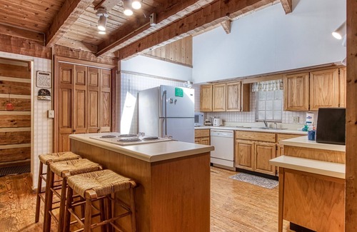 Sevierville Cabina | Valhalla - Private Rustic Getaway 2 Bedroom Cabin by RedAwning