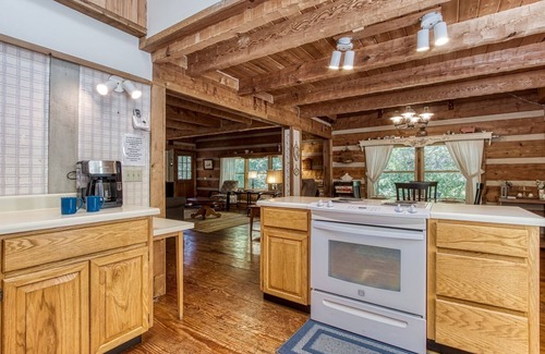 Sevierville Cabina | Valhalla - Private Rustic Getaway 2 Bedroom Cabin by RedAwning