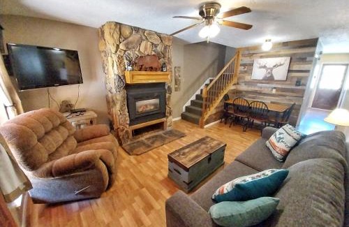 Red River Casa | Valley Condo 104 - Casa Zia - Creekside - WiFi - Hot Tub - Fireplace - Washer - Dryer - Pet Friendly