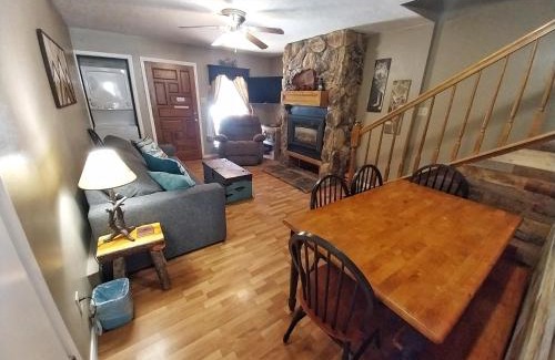 Red River Casa | Valley Condo 104 - Casa Zia - Creekside - WiFi - Hot Tub - Fireplace - Washer - Dryer - Pet Friendly