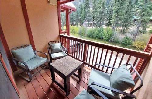 Red River Casa | Valley Condo 104 - Casa Zia - Creekside - WiFi - Hot Tub - Fireplace - Washer - Dryer - Pet Friendly